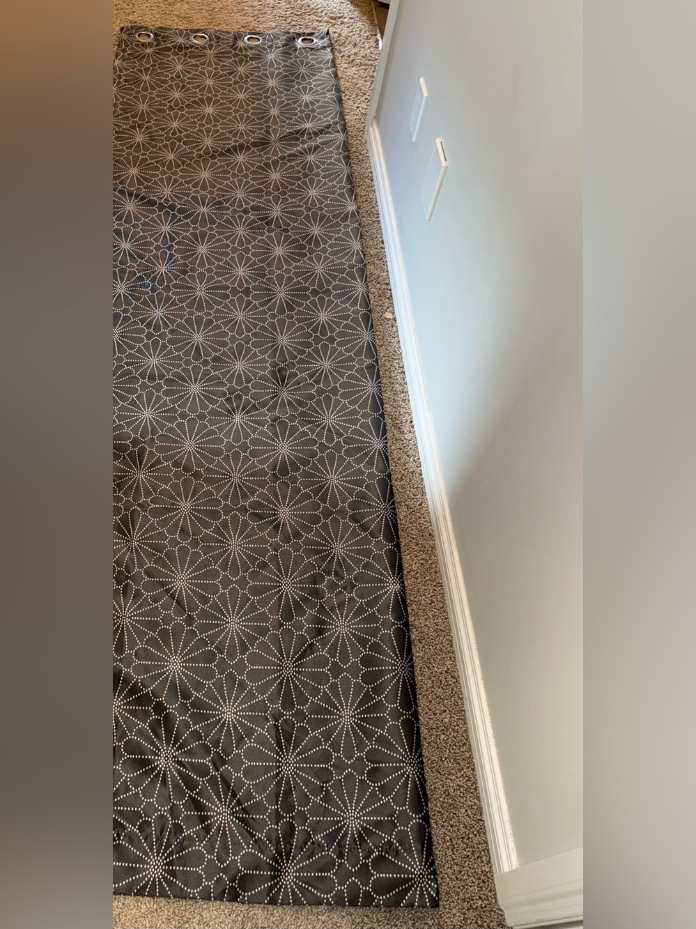 Modern Gray Floral-Print Grommet Tapestry - Home Wall Decor